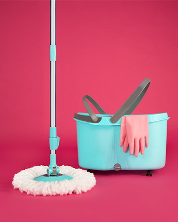 Que a gente vai mopeando. O Mop Mor com rodinhas desliza pela casa toda com você.