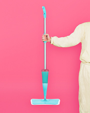 O Mop Mor com Spray tem sistema de gatilho pra você ficar bem longe dos produtos químicos.