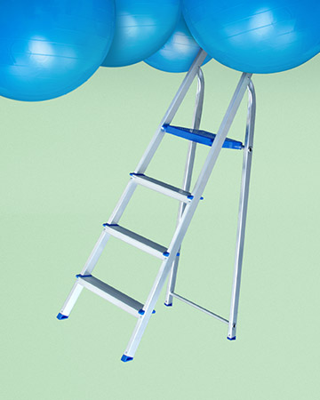 A Escada Alumínio Mor te leva lá em cima e você carrega ela fácil fácil pra qualquer lugar.