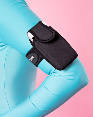 A Braçadeira Neoprene Mor leva seu celular sempre com você.