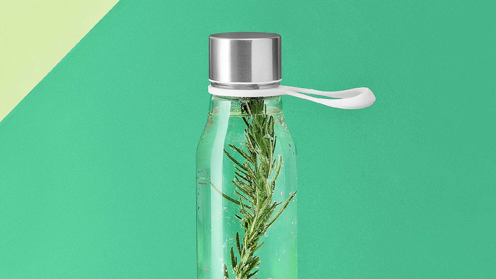 Receitas de Verão: Água aromatizada com alecrim Pra refrescar os momentos do seu verão.