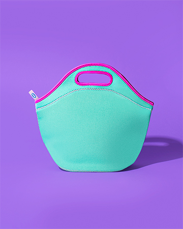 Sabia que a Lancheira Neoprene vazia cabe dobrada na mochila?