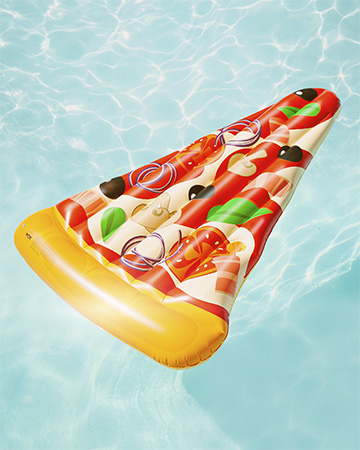 A piscina tá completa com a sua Boia favorita.