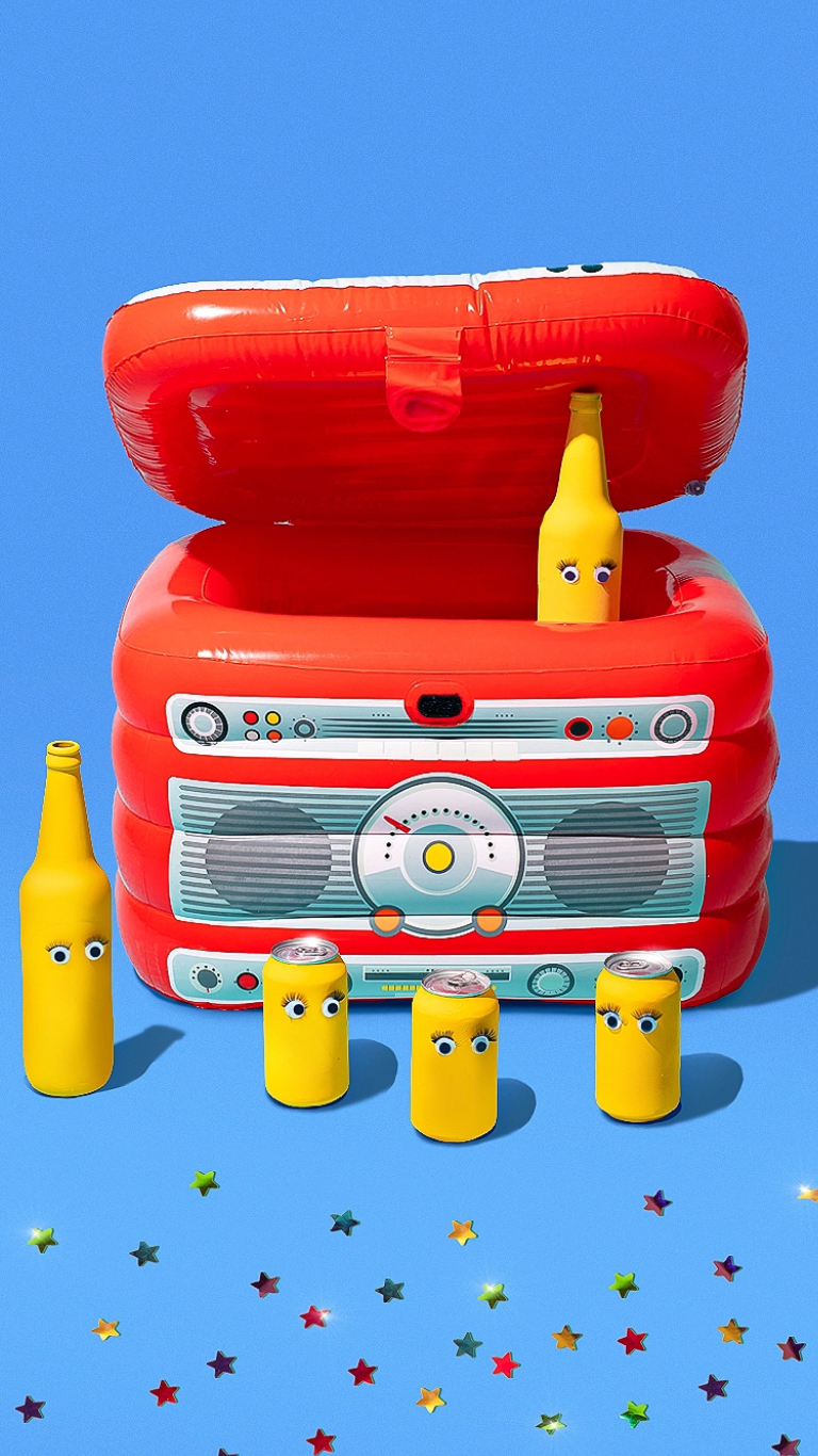 A folia tá feita com o novo Bar Inflável Rádio.