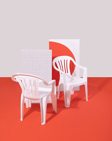 Versátil, a #PoltronaPlasticaMor pode ser utilizada tanto para ambientes externos quanto para internos.
