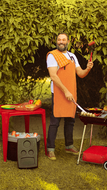 Esse é o Rafa – O pai apaixonado por churrasco. Qualquer ocasião é motivo para celebrar com a família ao redor da churrasqueira. Seu kit de ferramentas é valioso, é o dono da brasa e o território é dele. Cuida de cada detalhe com muito amor.