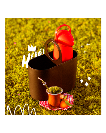 Serve como mateira para levar o chimarrão, baldinho de gelo para bebidas, organizador de ferramentas e muito mais. Leve, resistente, prática, fácil de limpar e no tamanho ideal.